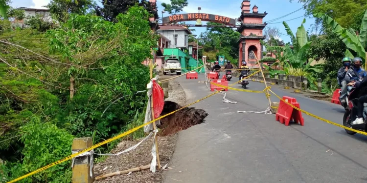 Jalur ke Kota Batu lewat Karangploso ditutup