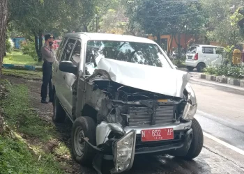 Mobil ditabrak kereta api BBM