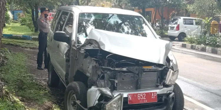 Mobil ditabrak kereta api BBM