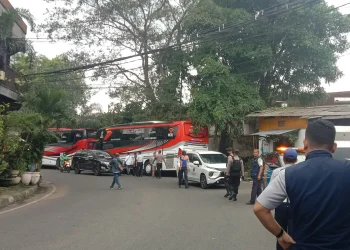 Petugas Dishub usir 2 bus parkir sembangan