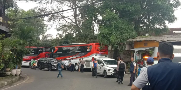 Petugas Dishub usir 2 bus parkir sembangan