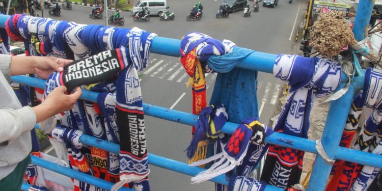 Syal syal suporter yang digantung di jembatan penyeberangan Jalan A Yani, Kecamatan Blimbing, Kota Malang.