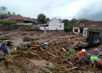 Penanganan bencana banjir bandang di Kota Batu, Jawa Timur. Bencana akibat cuaca ekstrem masih menghantui sehingga diperlukan penataan anggaran yang baik sebagai ilustrasi.