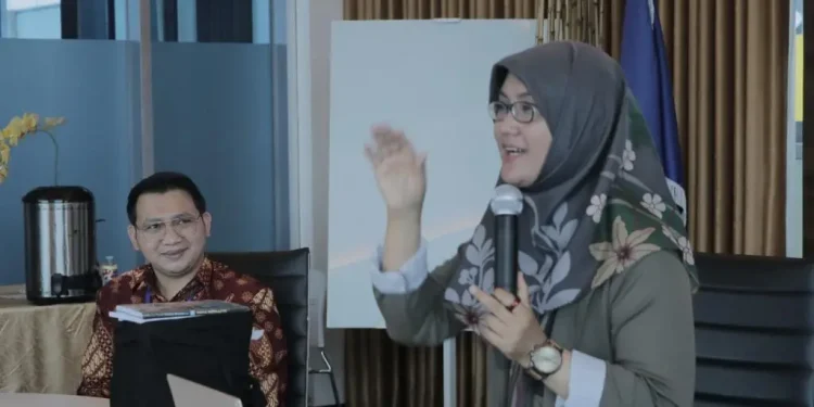 Amiroh SKom MKom saat menjadi pembicara di acara BEON Intermedia, yaitu Side Hustling for Teachers dalam rangka peringati Hari Guru Nasional.