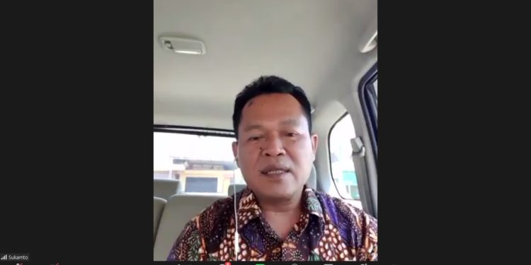 Sukamto, Kepala bidang pelatihan dan pengembangan perwakilan Bkkbn Provinsi Jawa Timur saat menyampaikan sambutannya dalam Zoom.