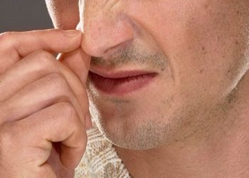 Ilustrasi mengorek hidung yang dapat menimbulkan risiko tinggi terkena penyakit alzheimer.