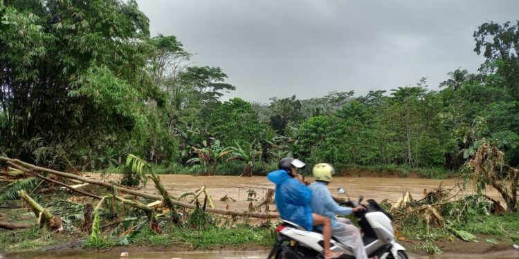 Sungai Panguluran yang sempat meluap dan membanjiri pemukiman warga Desa Sitiarjo, Kecamatan Sumbermanjing Wetan, Kabupaten Malang.