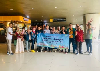 Suasana keberangkatan 21 orang penerima reward Pegadaian Goes to Singapore - Malaysia.