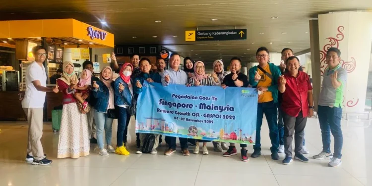 Suasana keberangkatan 21 orang penerima reward Pegadaian Goes to Singapore - Malaysia.