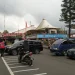 Salah seorang jukir resmi berompi di Alun-alun Kota Batu saat membantu parkir mobil pengunjung.