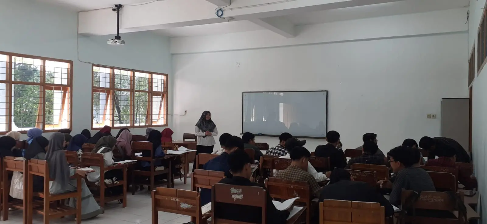 Kegiatan pembelajaran di kelas yang menerapkan riset base learning. 