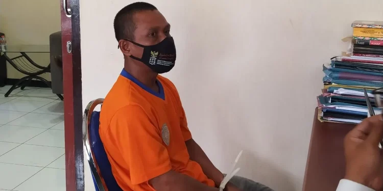 Tersangka pembunuh wanita pekerja seks komersial (PSK) di Villa Songgoriti Kota Batu, Jawa Timur pada Kamis 6 Oktober 2022 lalu. Alasannya hanya karena wanita itu dinilai menyembah Firaun.