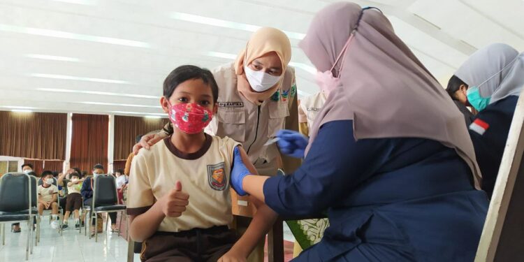 Kepala Dinas Kesehatan Kota Batu Kartika Trisulandari saat meninjau pelaksanaan vaksinasi anak.
