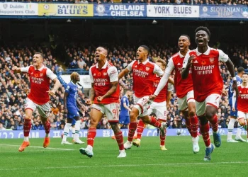 Para pemain Arsenal bersorak gembira ke arah fans pasca gol Gabriel Maghalaes.
