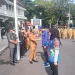 Wali Kota Malang Sutiaji saat mengenakan jaket dan topi secara simbolis kepada atlet Popda XIII.