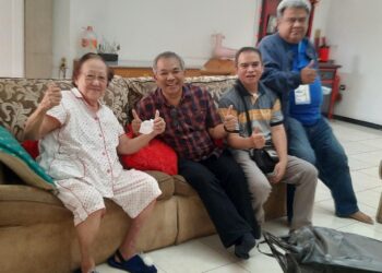 Dr Aqua Dwipayana bersama dua teman akrabnya Arsyam Efendi dan Erwin Kustiman silaturahim ke Bono Moelani di Malang.