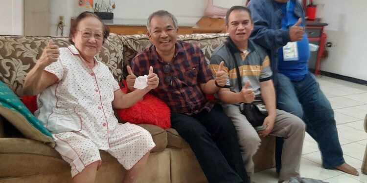 Dr Aqua Dwipayana bersama dua teman akrabnya Arsyam Efendi dan Erwin Kustiman silaturahim ke Bono Moelani di Malang.