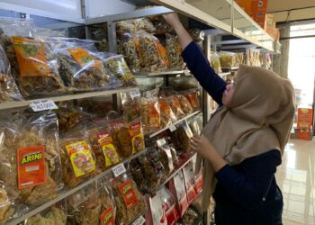 Penjualan keripik tempe di toko oleh-oleh khas Malang Swari, Purwantoro, Blimbing, Kota Malang. Foto/Irham Thoriq