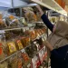 Penjualan keripik tempe di toko oleh-oleh khas Malang Swari, Purwantoro, Blimbing, Kota Malang. Foto/Irham Thoriq