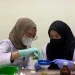 Dua mahasiswa FKIK UIN Malang tengah melakukan uji coba.