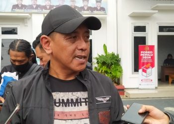 Perwakilan Tim Advokasi Aremania, Djoko Tritjahjana, saat membeberkan laporan keluarga korban Tragedi Kanjuruhan yang ditolak Polda Jatim.