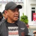 Perwakilan Tim Advokasi Aremania, Djoko Tritjahjana, saat membeberkan laporan keluarga korban Tragedi Kanjuruhan yang ditolak Polda Jatim.