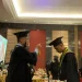 Rektor ITSK RS dr Soepraoen saat mengukuhkn salah seeorang wisudawan.