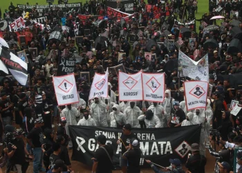 Ribuan Aremania menggelar aksi long march sambil membawa ratusan keranda, pada Kamis (10/11/2022).