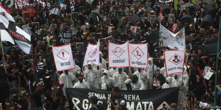Ribuan Aremania menggelar aksi long march sambil membawa ratusan keranda, pada Kamis (10/11/2022).