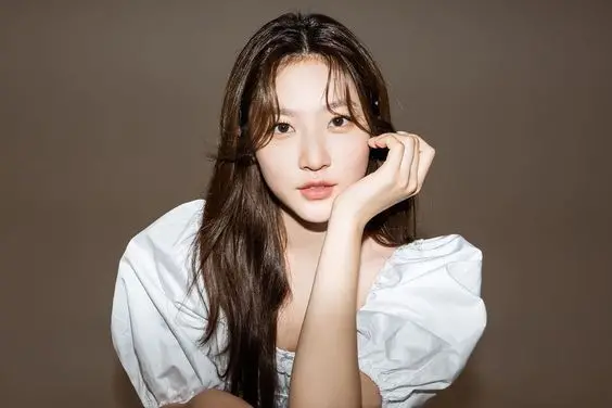 Kim Saeron, aktris Korea Selatan yang terlibat kasus mengemudi dalam keadaan mabuk dan merusak transformator listrik kini bekerja paruh waktu untuk mengganti kerugian.