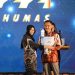 Kadiskominfo Kota Malang Muhamamd Nur Widianto saat menerima salah satu penghargaan. Foto / dok Pemkot Malang