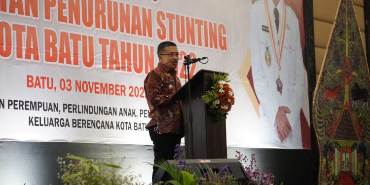 Wakil Wali Kota Batu Punjul Santoso saat membuka Lokakarya Percepatan Penurunan Stunting di Singhasari Hotel, Kamis (3/11/2022).
