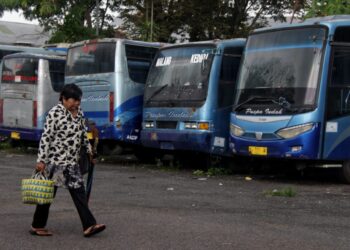 Mengenang Bus Puspa Puspa Indah yang kini mangkrak di Terminal Landungsari, Kota Malang, Jumat (25/11/2022).