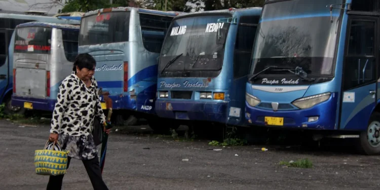 Mengenang Bus Puspa Puspa Indah yang kini mangkrak di Terminal Landungsari, Kota Malang, Jumat (25/11/2022).
