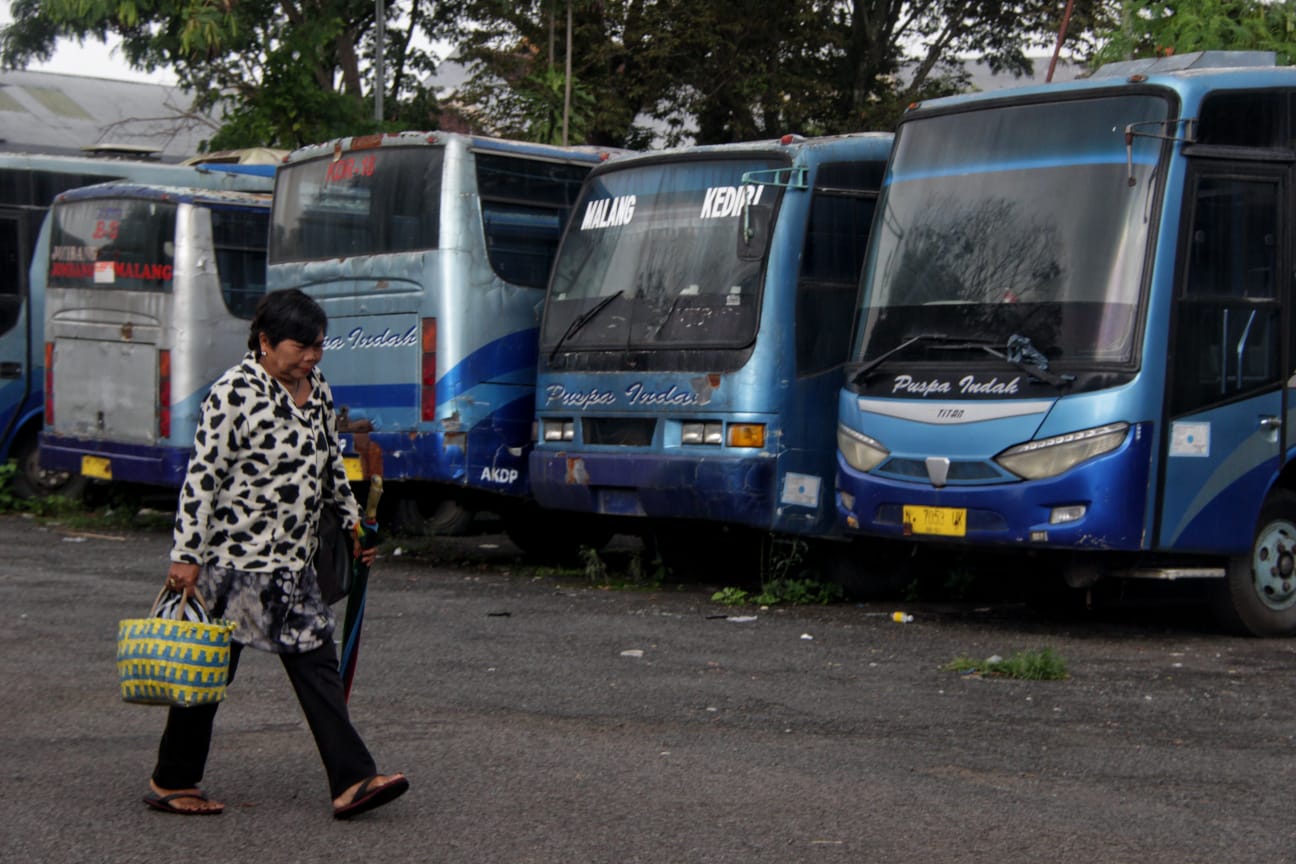Mengenang Bus Puspa Puspa Indah yang kini mangkrak di Terminal Landungsari, Kota Malang, Jumat (25/11/2022).