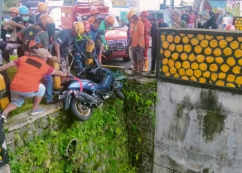 Petugas melakukan evakuasi pada kendaraan korban yang terjatuh ke bawah Jembatan Soekarno-Hatta (Suhat) Kota Malang.