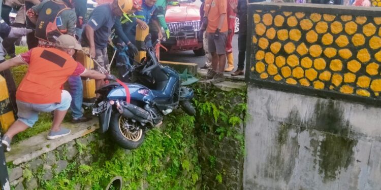 Petugas melakukan evakuasi pada kendaraan korban yang terjatuh ke bawah Jembatan Soekarno-Hatta (Suhat) Kota Malang.