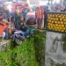 Petugas melakukan evakuasi pada kendaraan korban yang terjatuh ke bawah Jembatan Soekarno-Hatta (Suhat) Kota Malang.
