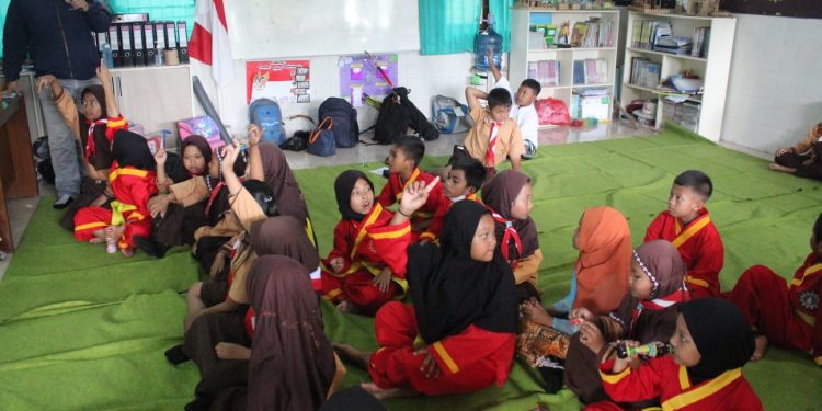 Anak-anak SDN Songgokerto 3 Kota Batu saat menerima pemaparan presentasi di luar materi jam pembelajaran.