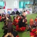 Anak-anak SDN Songgokerto 3 Kota Batu saat menerima pemaparan presentasi di luar materi jam pembelajaran.