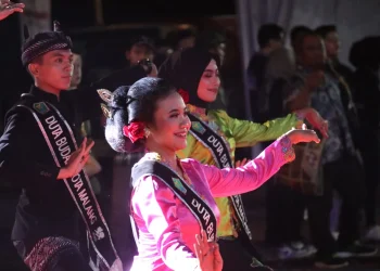 Perwakilan Kota Malang mempersembahkan Tari Kreasi Gebyar Budaya di Karnaval Rakernas IX Jaringan Kota Pusaka Indonesia (JKPI) di halaman Benteng Kuto Besak (BKB) Kota Palembang, Kamis (3/11/2022).