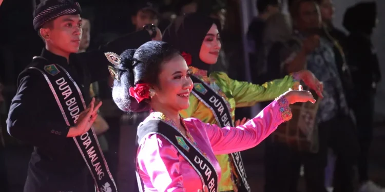 Perwakilan Kota Malang mempersembahkan Tari Kreasi Gebyar Budaya di Karnaval Rakernas IX Jaringan Kota Pusaka Indonesia (JKPI) di halaman Benteng Kuto Besak (BKB) Kota Palembang, Kamis (3/11/2022).