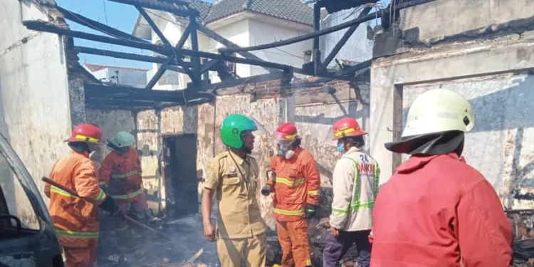 Petugas PMK melakukan upaya pemadaman.