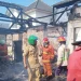 Petugas PMK melakukan upaya pemadaman.