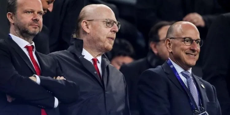 Avram Glazer dan Joel Glazer saat menontong pertandingan di Old Trafford.