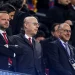 Avram Glazer dan Joel Glazer saat menontong pertandingan di Old Trafford.