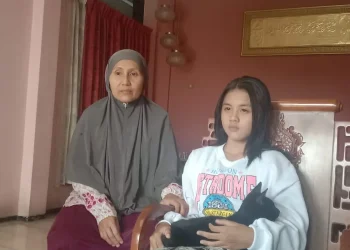 Cahayu Nur Dewata, korban Tragedi Kanjuruhan dan ibunya, Nurul Laili.