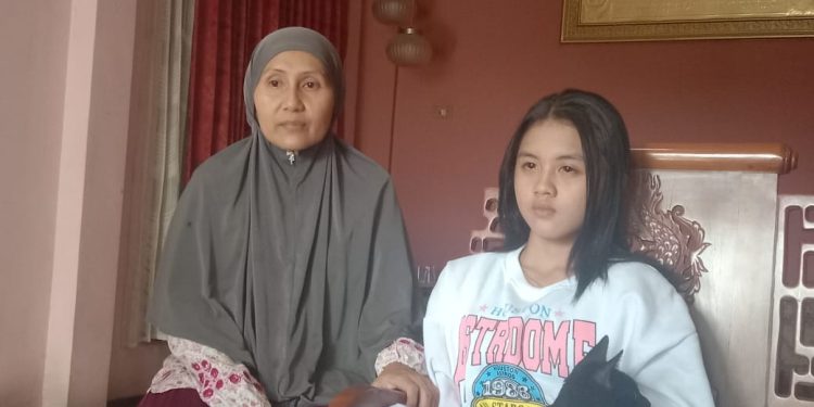 Cahayu Nur Dewata, korban Tragedi Kanjuruhan dan ibunya, Nurul Laili.
