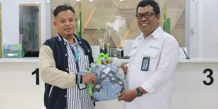 Kepala PT Pegadaian Kanwil Jatim, Mulyono Rekso saat memberikan Apresiasi kepada Karyawan Cabang PT Pegadaian.