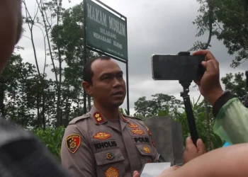 Kapolres Malang AKBP Putu Kholis Aryana saat meninjau Persiapan Autopsi.